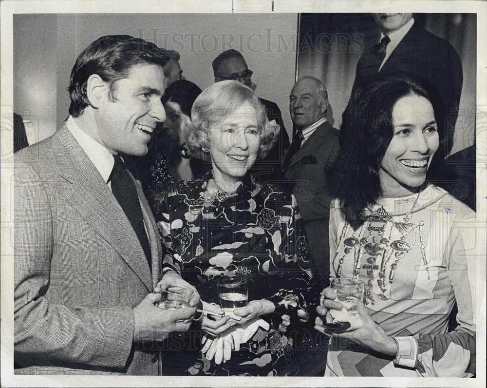 1971 Press Photo Mrs Gardner Stern Flanked by the Jonior Henry Paschens - Historic Images