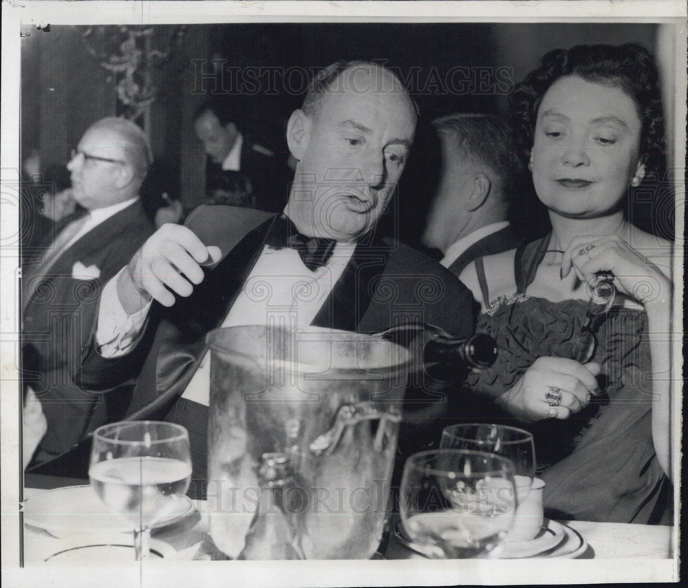 1957 Press Photo Adlai Stevenson at the Lido Nightclub pouring champagne - Historic Images