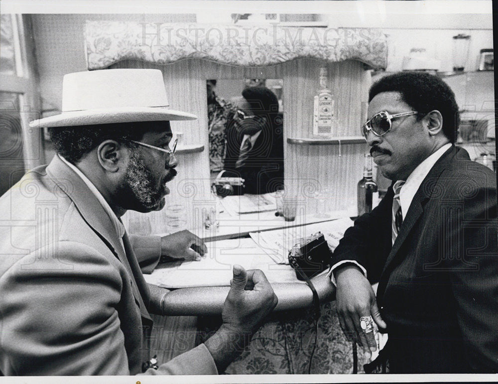 1972 Press Photo Kilton Brunson and Russ Meeks discuss shooting. - Historic Images