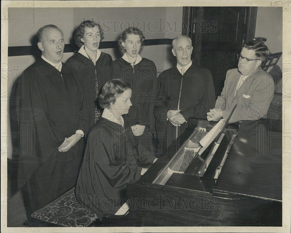 1953 Press Photo Choir Rehearsal, Listenin is Dr. Thomas Megahey Minister - Historic Images