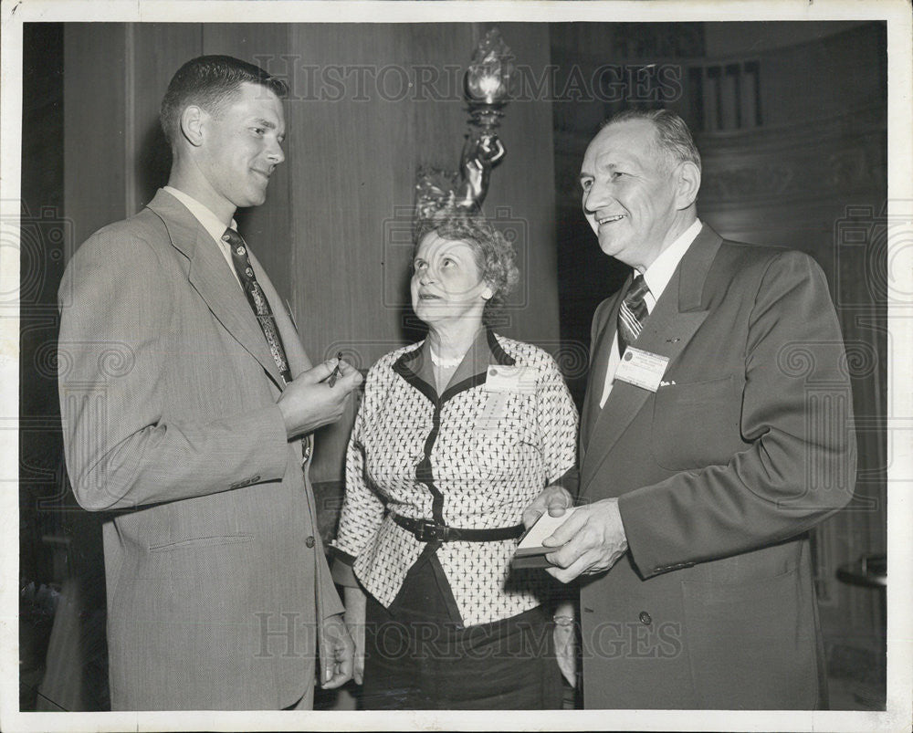 1954 Press Photo Harland Johnson And Cecile Oliver At Fed Of Teachers Convention - Historic Images