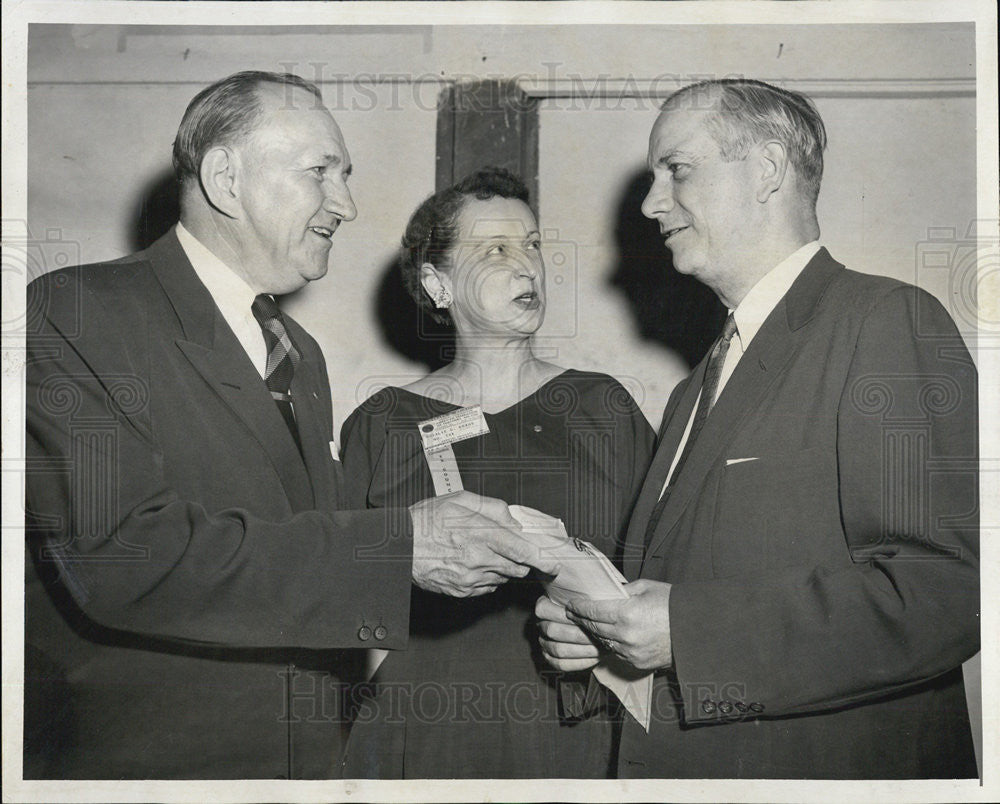 1957 Press Photo Rosalie Kraus With Pres Of Am Fed Of Teachers Carl Megel - Historic Images