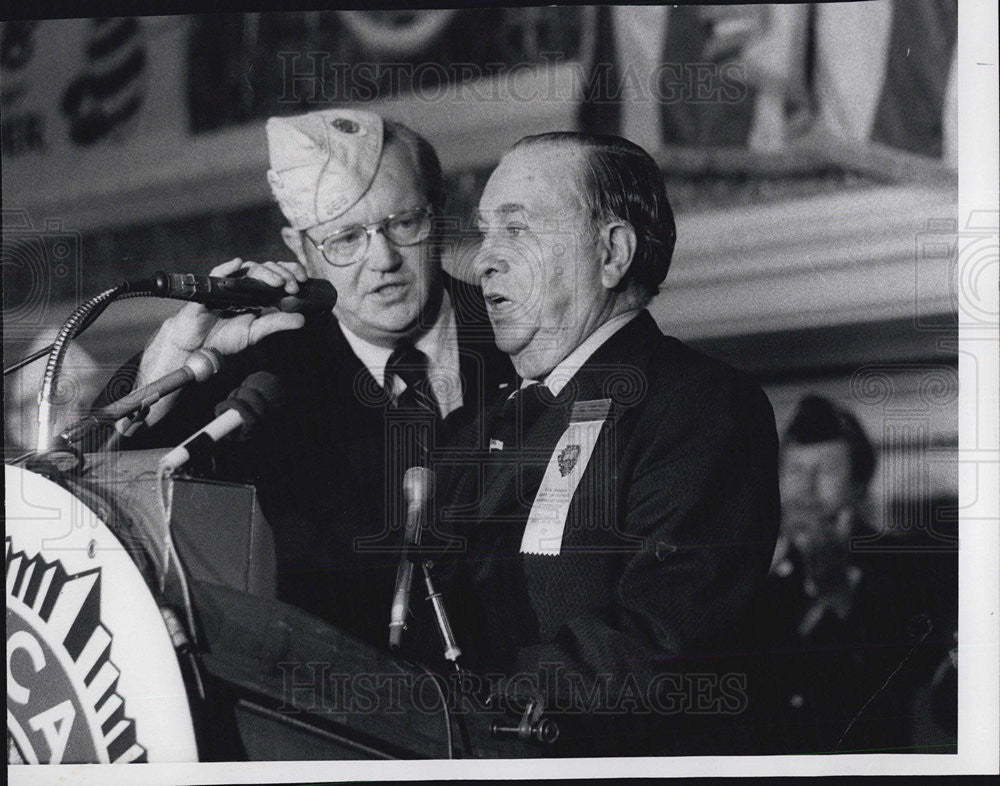 1975 Press Photo State Commander as he talks to Mayor Daley - Historic Images