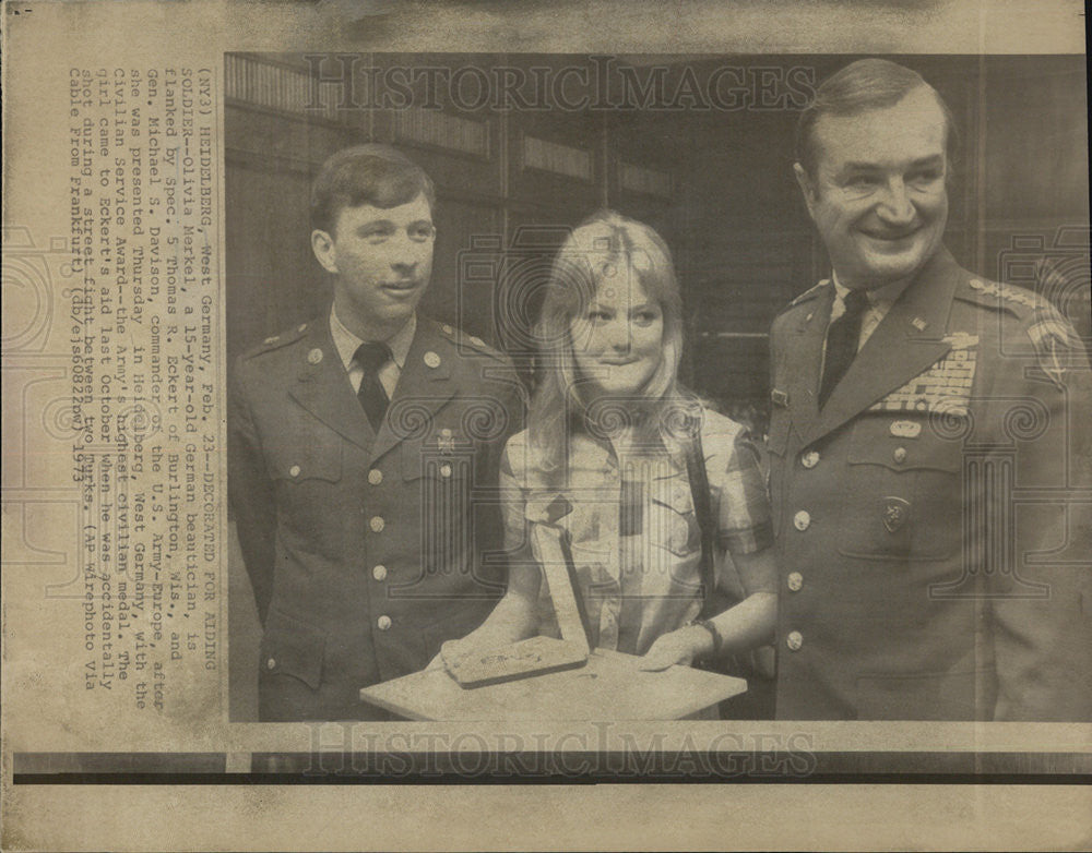 1973 Press Photo Olivia Markel flanked by Thomas R Eckert and Michael S Davison - Historic Images