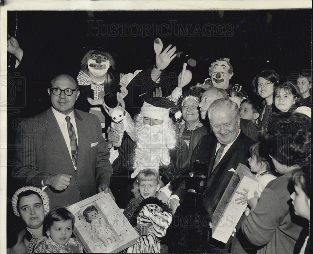 1963 Press Photo Jack Merlo Gives Gifts to Children of the 44th Ward - Historic Images