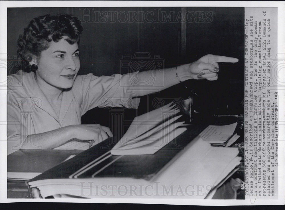 1958 Press Photo Teresa Merlo Negotiates Union Contract At Chrysler Corporation - Historic Images