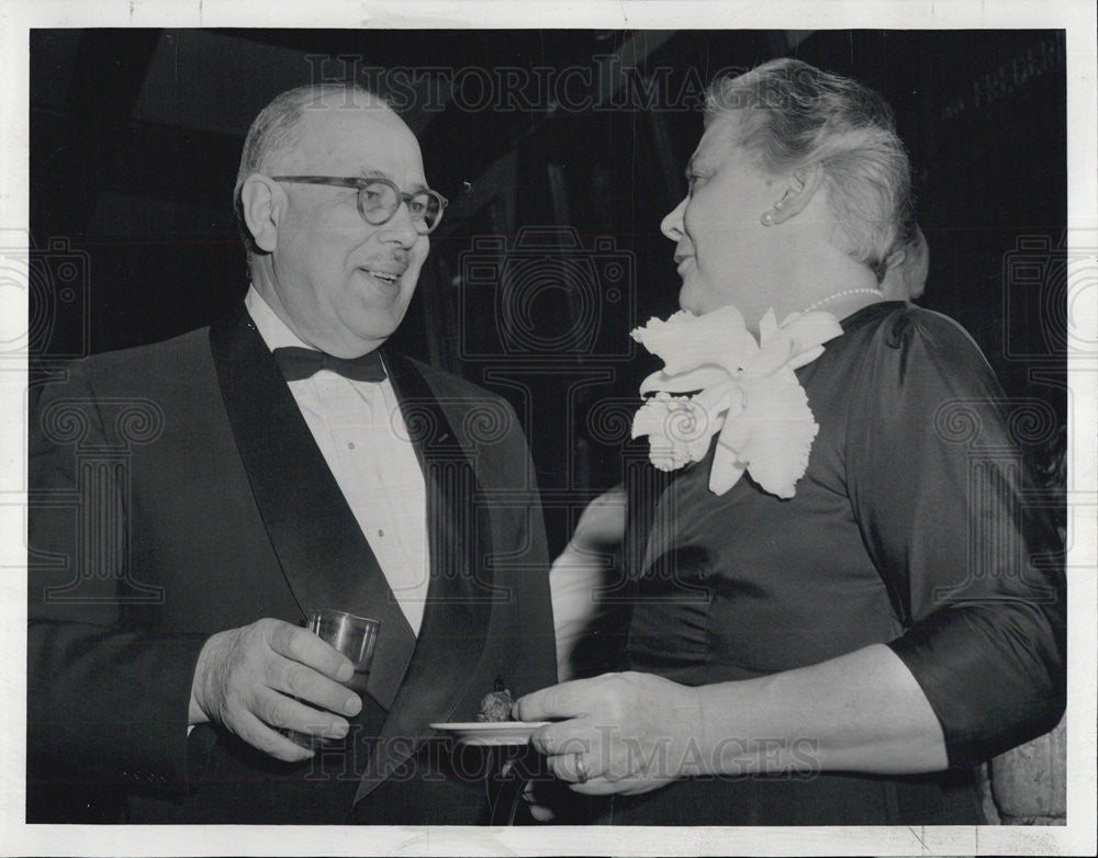 1960 Press Photo Mr and Mrs. Lawrence Mcclure at Chicago World Flower Show - Historic Images