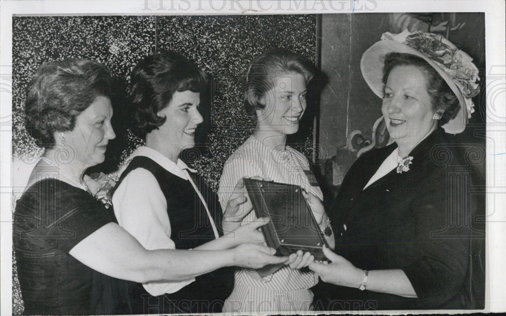 1964 Press Photo of Illinois Policewomen&#39;s Association pres. Audrey Meade - Historic Images