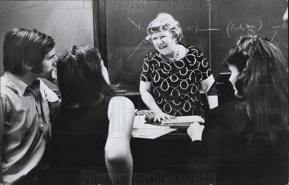 1979 Press Photo of noted anthropologist Dr. Margaret Mead with students - Historic Images