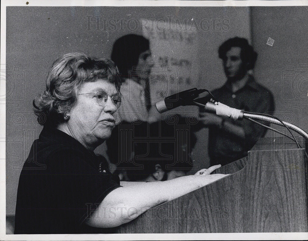 1970 Press Photo of Dr. Margaret Mead quiets crowd so Edward Teller could speak - Historic Images