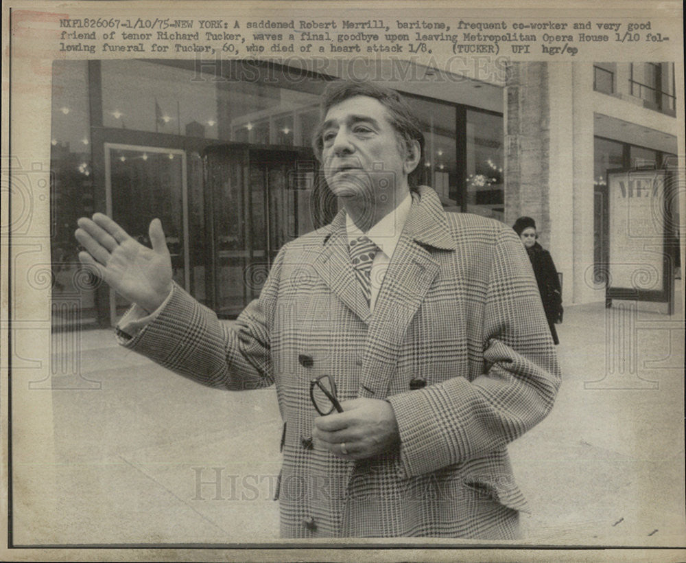 1975 Press Photo Baritone Robert Merrill - Historic Images