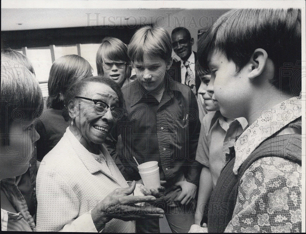 1973 Press Photo of 7th graders visiting retired teacher Cecelia McWhirter - Historic Images