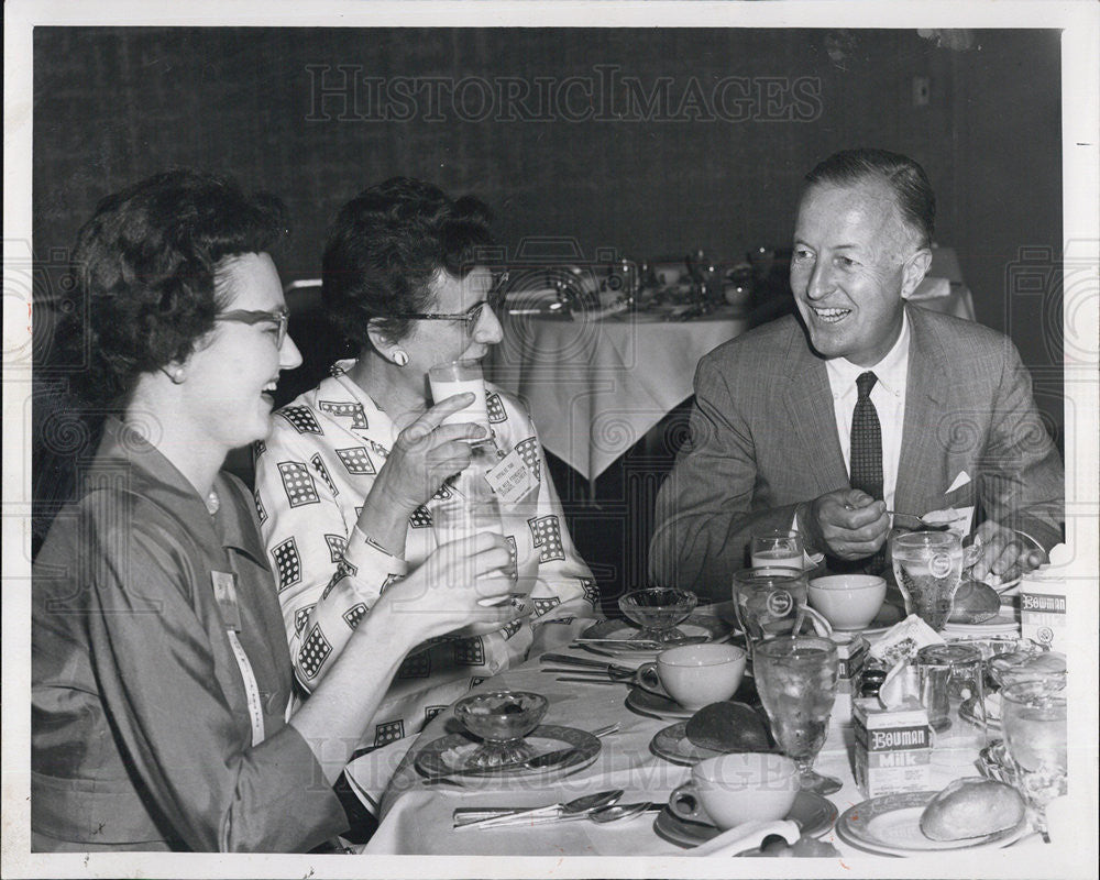 1962 Press Photo Hugh McWilliams With Mary Garrett And Rosalie Sak Of Milk Found - Historic Images