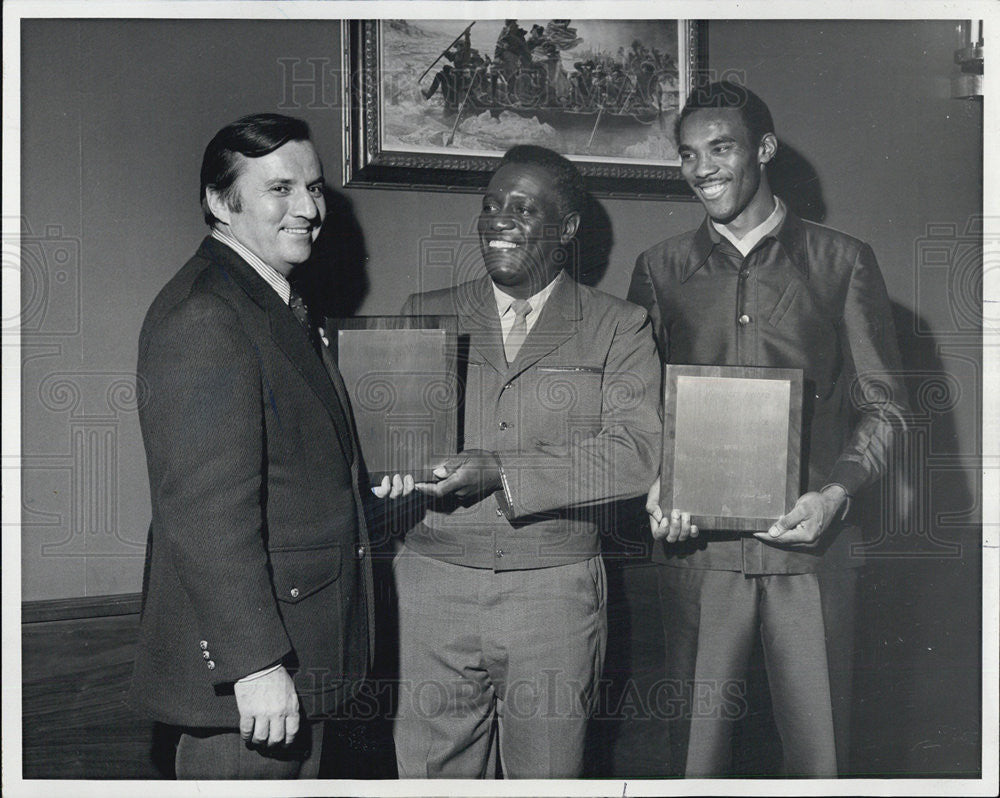 1971 Press Photo CTA Chairman Award To Bus Operators Cleven Wardlow And James - Historic Images