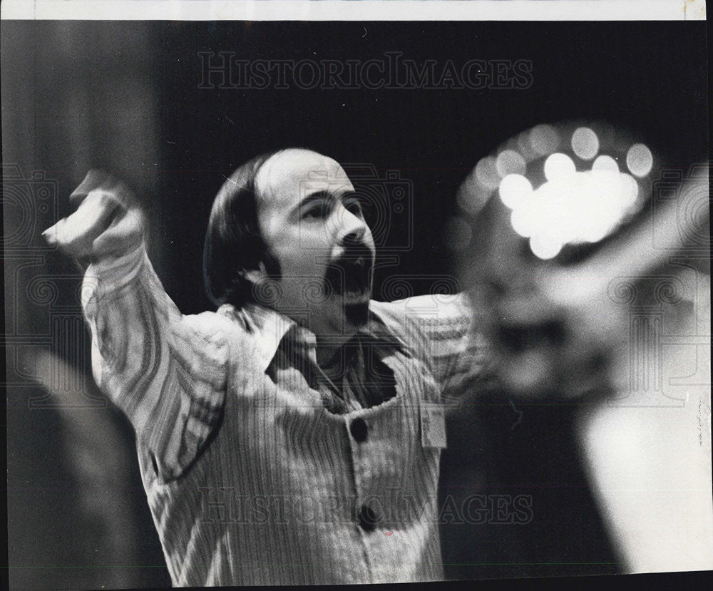 1972 Press Photo Larry McWilliams Conducter blasts his brass section. - Historic Images