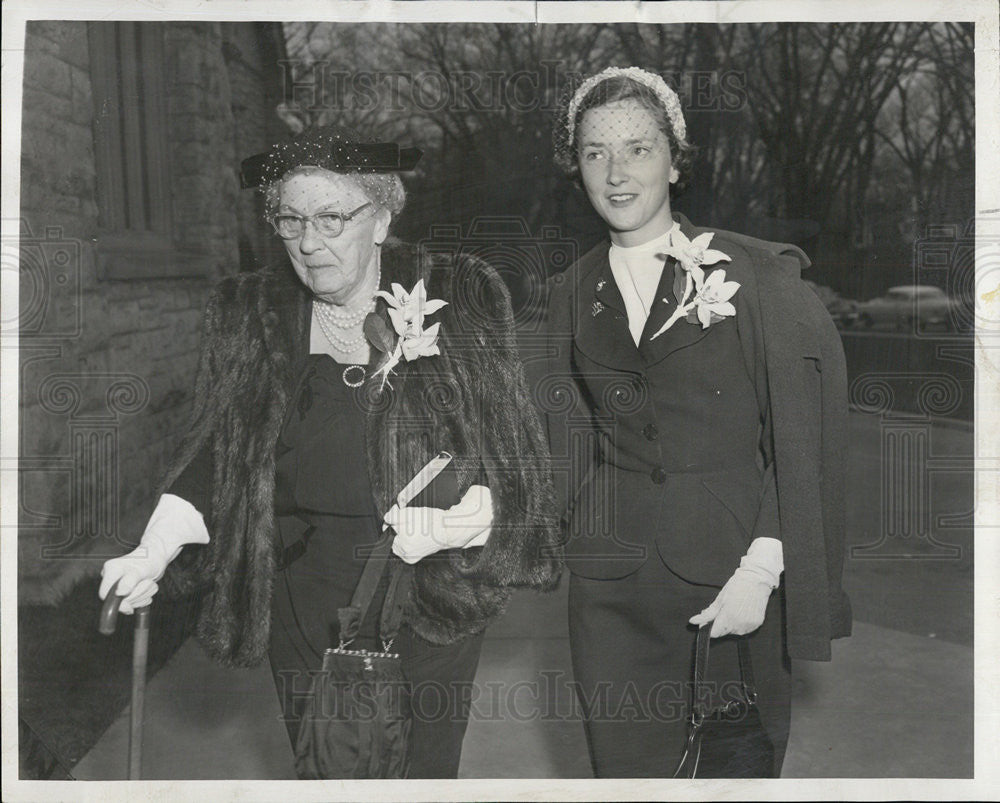 1954 Press Photo Mrs Mark Cummings and ruth Cummings, now Mrs Nelson S. Mead - Historic Images