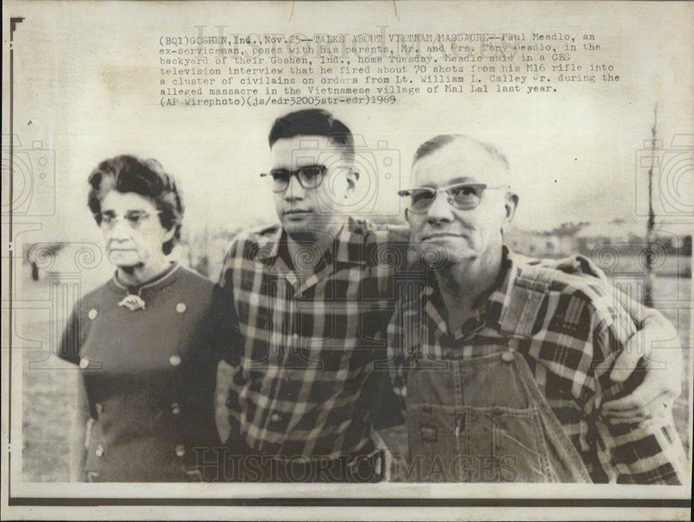 1969 Press Photo Vietnam Veteran Paul Meadlo And Parents At Home In Goshen, IN - Historic Images