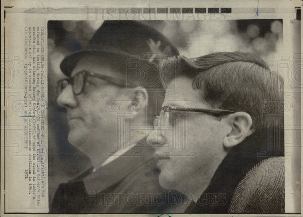 1971 Press Photo Veteran Paul Meadlo With Attorney Robert Kealer At Trial - Historic Images