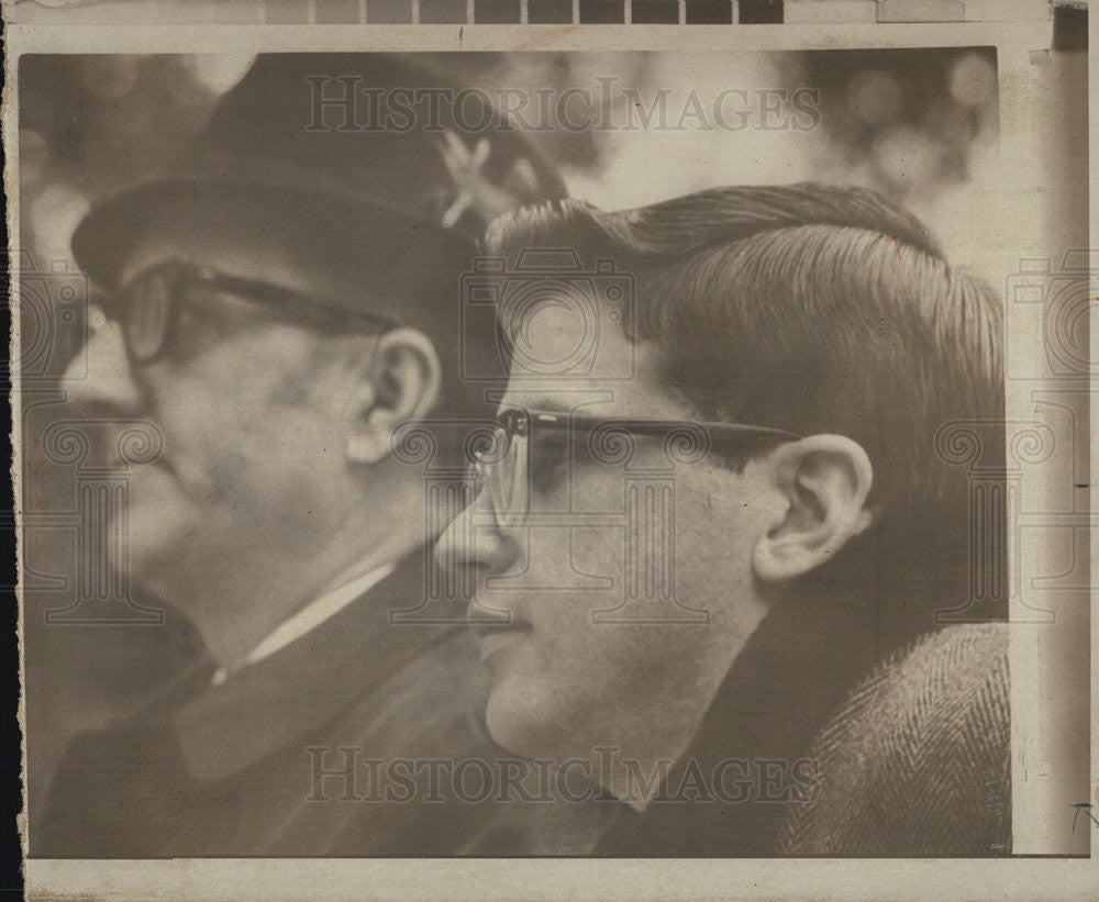 1971 Press Photo Vietnam Veteran Paul Meadlo With Attorney Robert Kesler - Historic Images