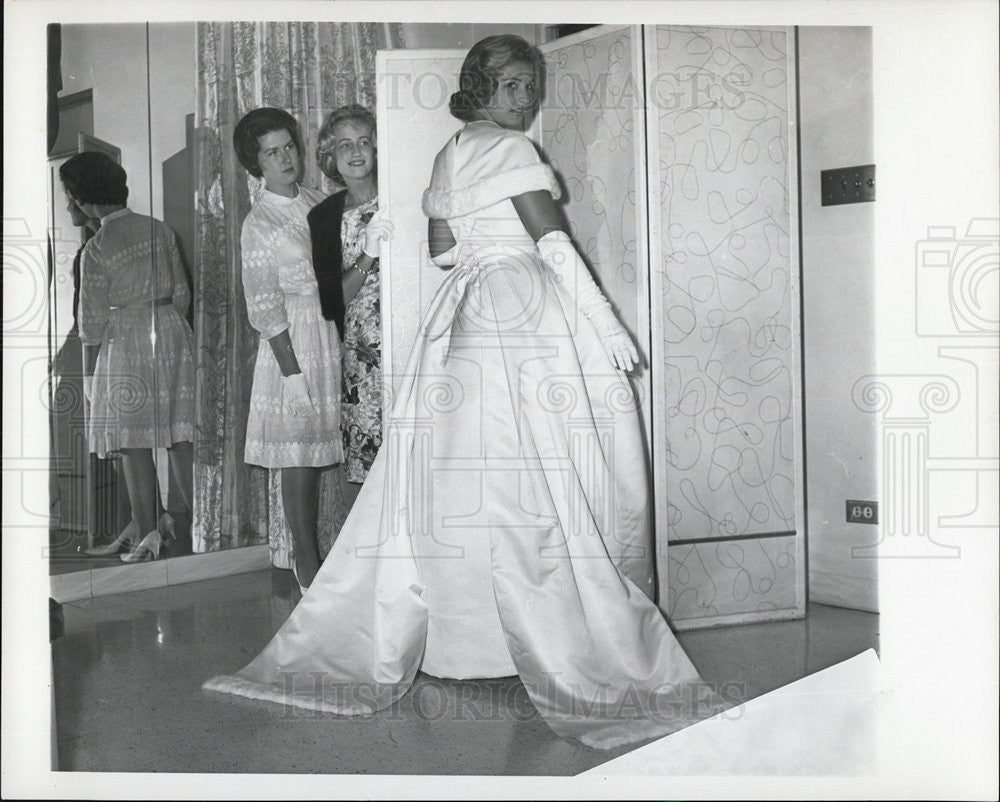 1961 Press Photo Sisters Maureen Mary Lynn Meade Model Noreen Wallace - Historic Images