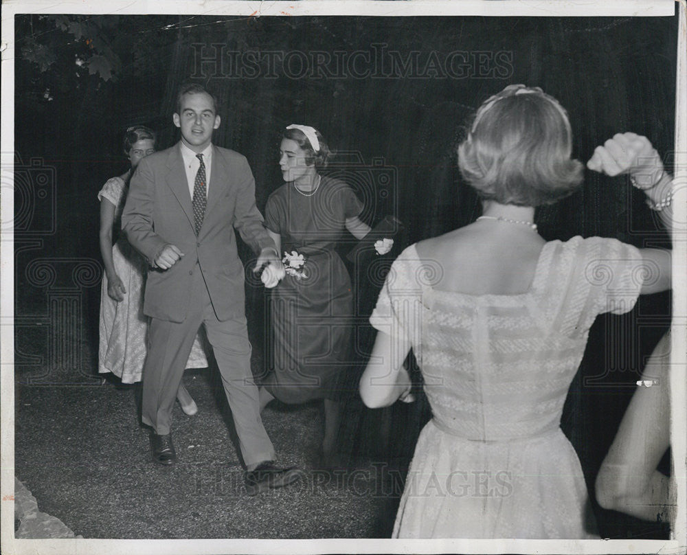 1955 Press Photo Adlai Stevenson Jr. Wedding Throwing Rice - Historic Images