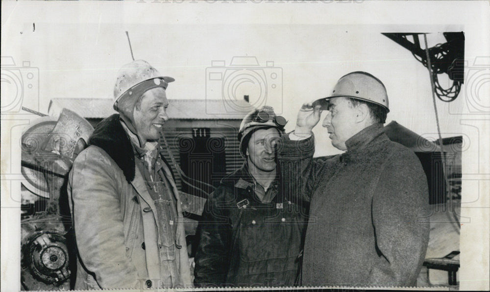 1956 Press Photo Adlai Stevenson dons miner&#39;s safety helment during Campaign - Historic Images