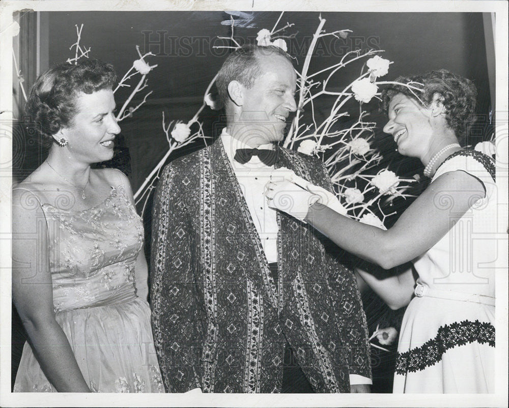 1956 Press Photo Eugene J McVoy, Mrs McVoy and Mrs. Gridley Dement - Historic Images