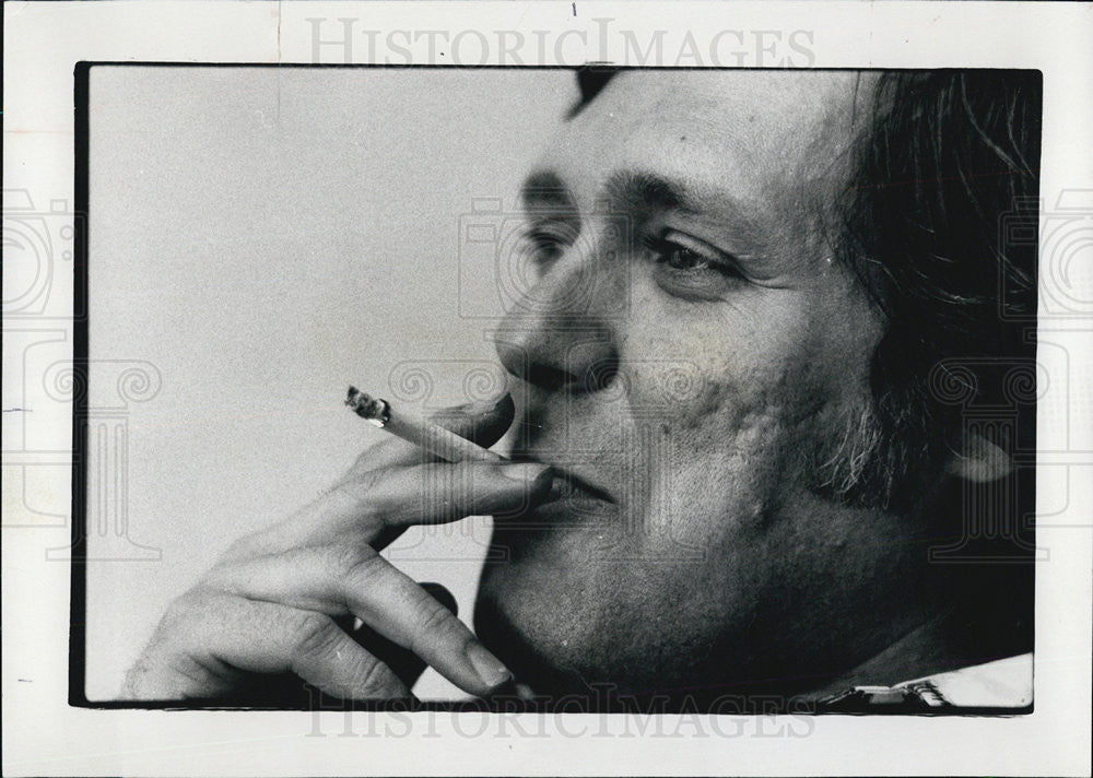 1977 Press Photo Charles McWhinnie/Lettuce Cigarette - Historic Images