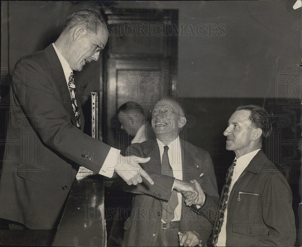 1953 Press Photo of Judge McSweeney reconciliating two in Chicago court - Historic Images