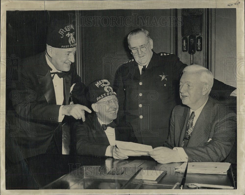 1949 Press Photo of Mayor Kennelly with Shriners planning Shrine Convention - Historic Images