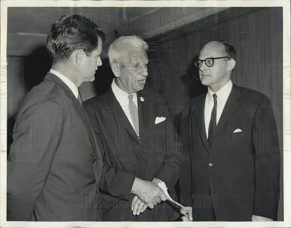 1966 Press Photo of Senator Ted Kennedy at dinner for Chicagoland Youth - Historic Images