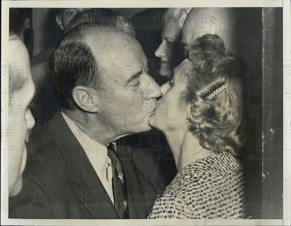 1956 Press Photo Mrs Ernest Ives  brother Adlai Stevenson kiss after Democratic - Historic Images