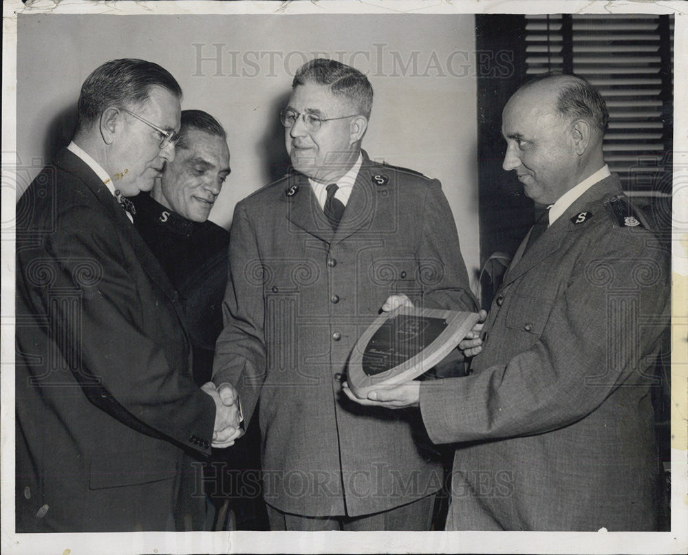 1953 Press Photo Maj Arthur W MacKensie Col Arthur Cass Coroner Walter McCarron - Historic Images