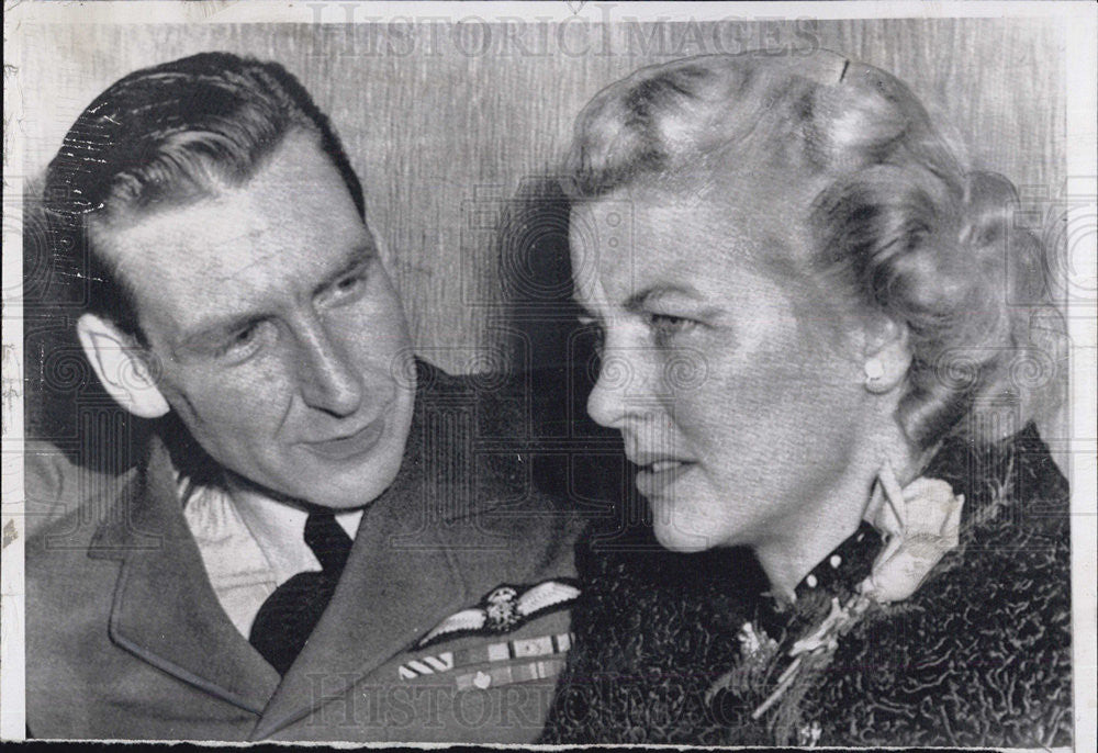 1954 Press Photo POW Andrew MacKenzie Reunited With Wife Joyce After Two Years - Historic Images