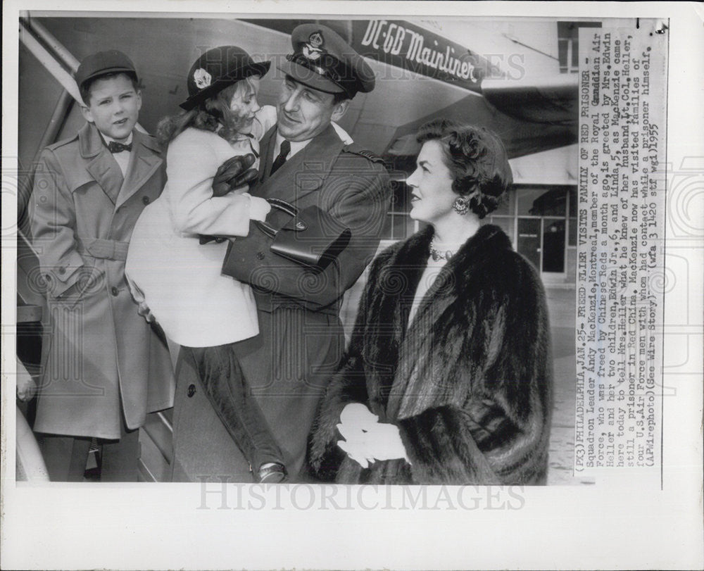 1955 Press Photo Former POW Pilot Andy MacKenzie Meets Fellow Prisoners Family - Historic Images