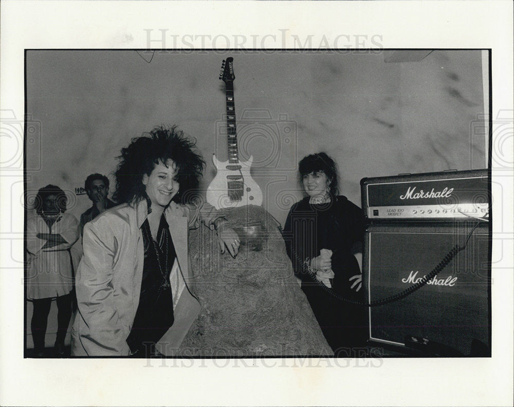 1985 Press Photo Stevie Stevens Guitar is now set in stone at the limelight - Historic Images