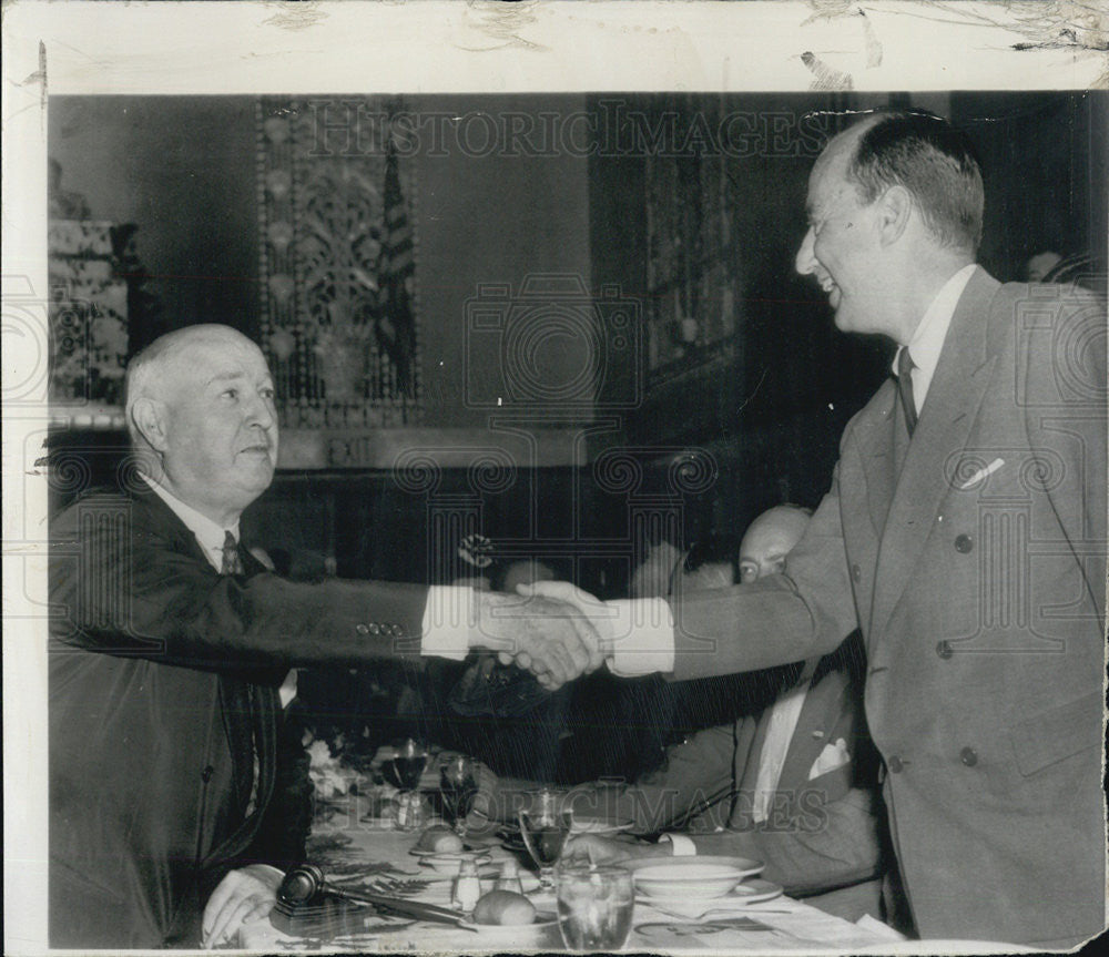 1952 Press Photo James A. Farley shakes hand of Gov Adlai Stevenson - Historic Images