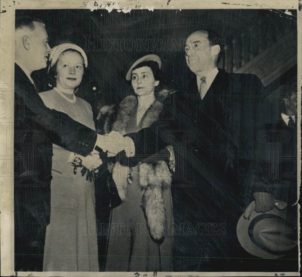 1949 Press Photo Governor Green And Wife Greet Mr. And Mrs. Adlai Stevenson - Historic Images