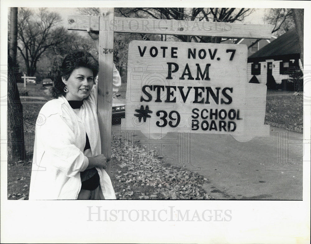 1989 Press Photo Pam Stevens Campaigning for School Board - Historic Images