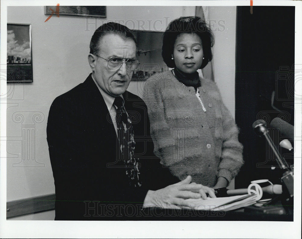 1993 Press Photo Police Lt Rich Stevens Looking for Infant Crystal Guerrero - Historic Images