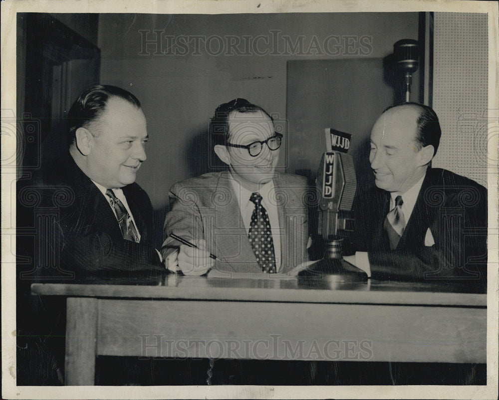 1949 Press Photo Milburne Akers Lee/Adlai Stevenson/WJJD Radio Interview - Historic Images