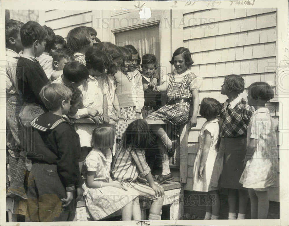 1933 Press Photo Peggy McNath/Kidnap Victim With Classmates - Historic Images