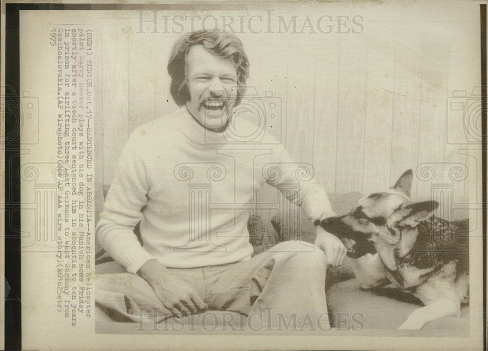 1975 Press Photo American Pilot Barry Beeker with Dog - Historic Images