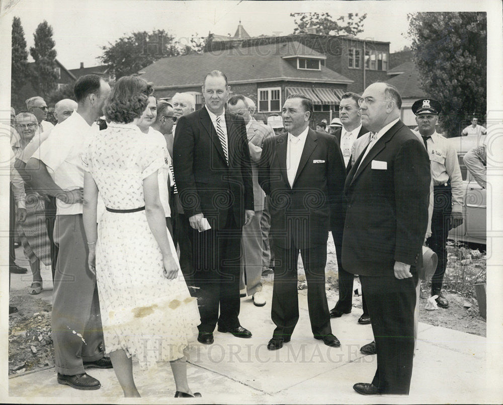 1955 Press Photo Mayor Joe Meegan, Mr &amp; Mrs Steve Zych and Sen O&#39;Brien - Historic Images