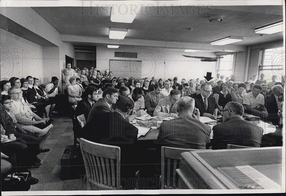 1970 Press Photo Joseph B, Meegan testifing in crowded hearing room - Historic Images