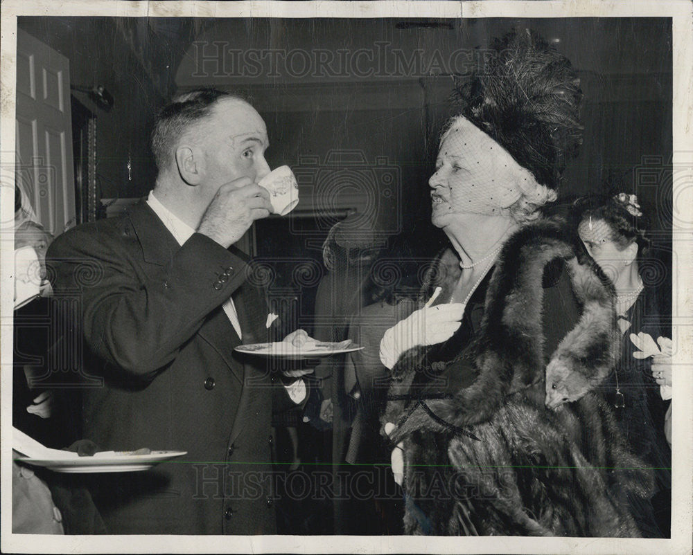 1949 Press Photo Mr. Arthur Meeker and Mrs. John Chapman  Chats Over Tea - Historic Images