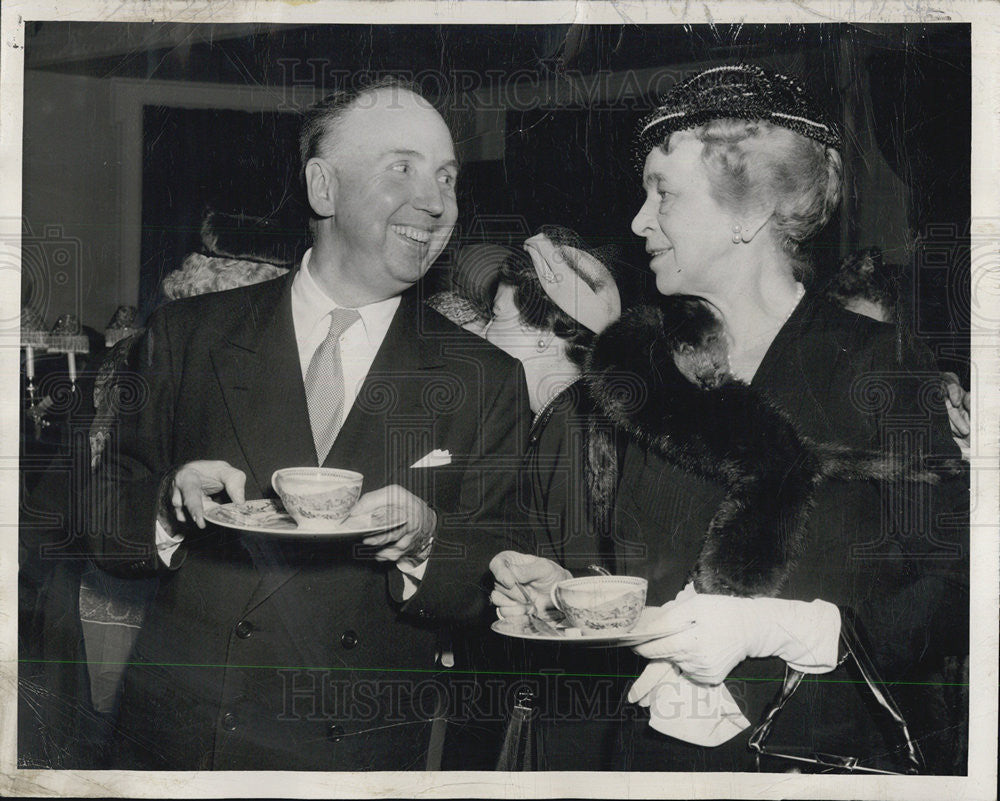 1949 Press Photo Author Mr. Meeker of Prairie Avenue mingled with  Mrs.Cudalhy - Historic Images