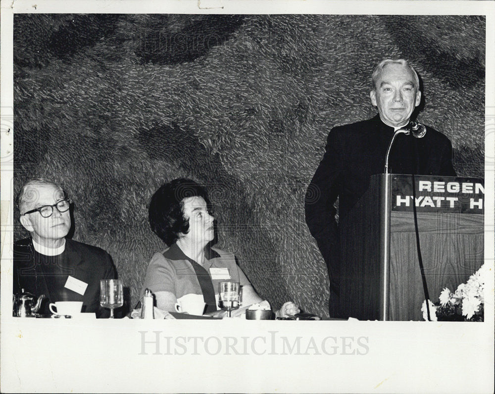 1972 Press Photo Rev. William E. McManus Executive director of Education Arch - Historic Images