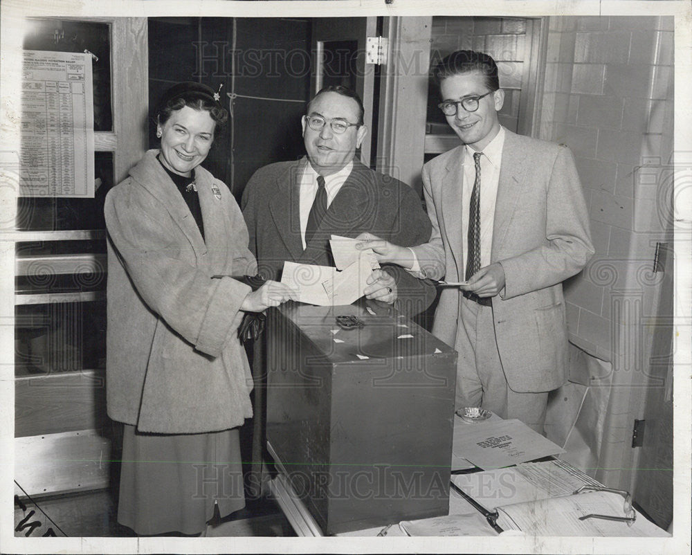 1954 Press Photo Joe Meek Republican nomiee for Us Senator casting votes - Historic Images