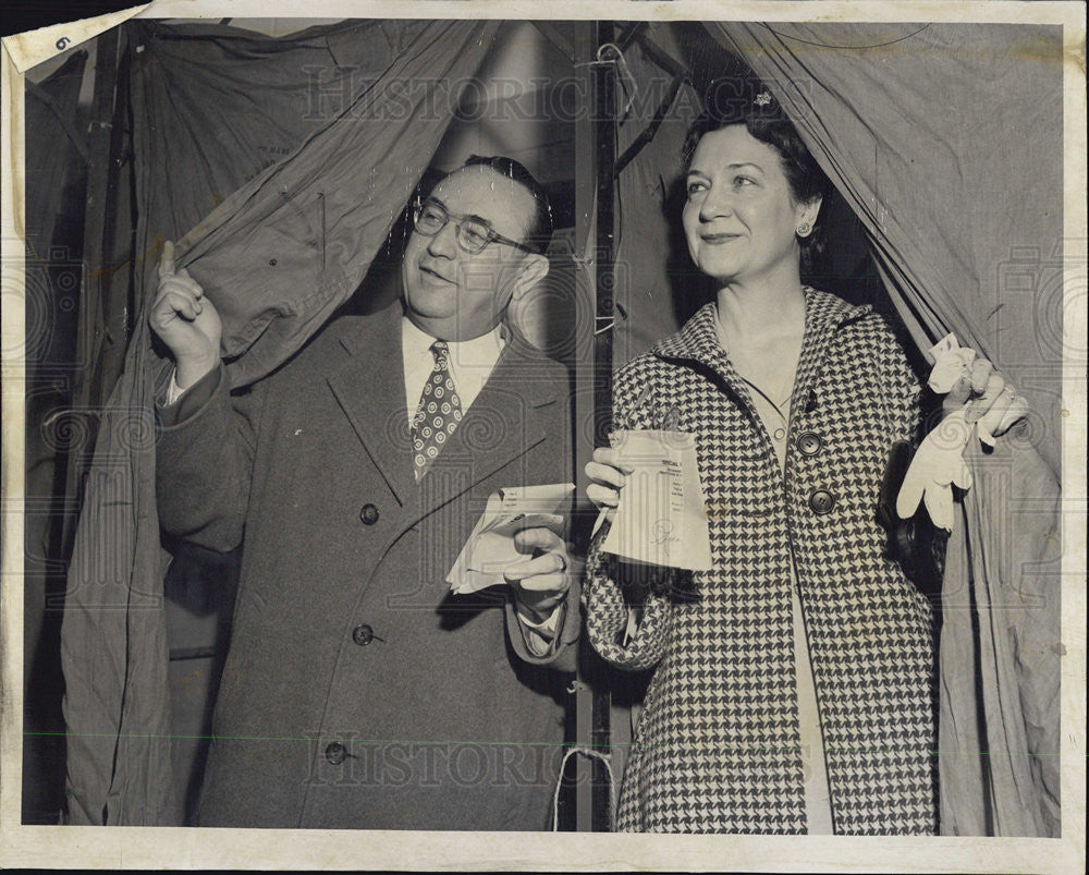 1954 Press Photo Joseph T. Meek and wife Margaret voting - Historic Images